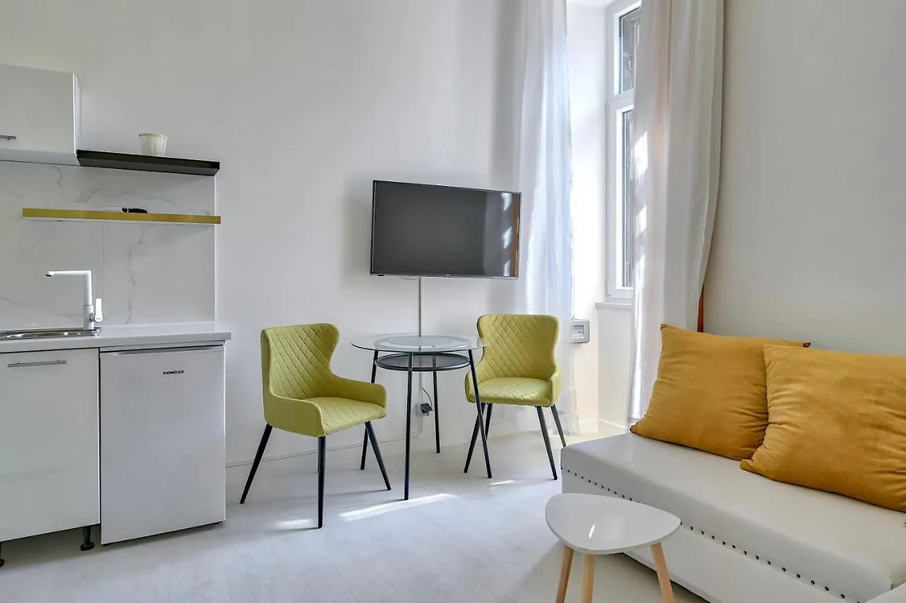Collins Amethyst Center Apartment Pula Croatia