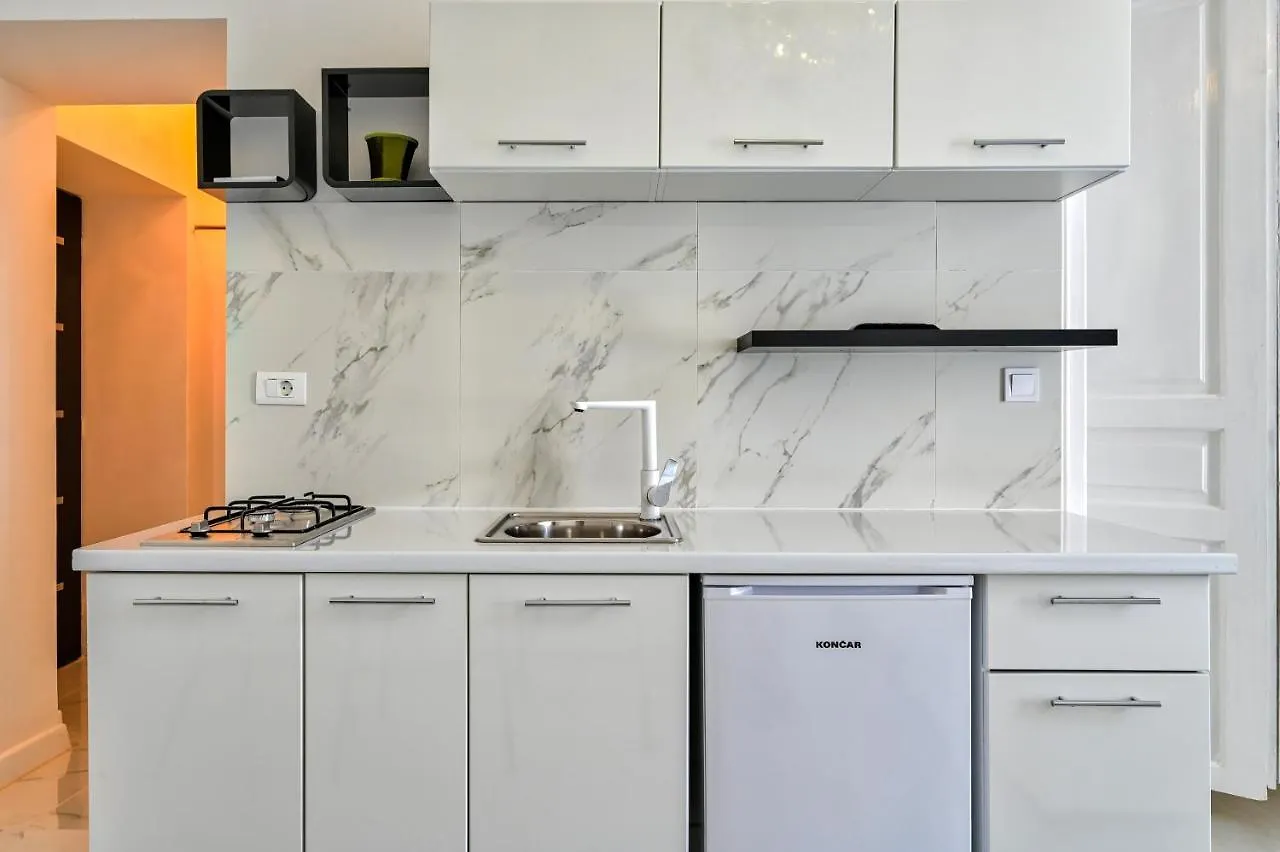 Collins Amethyst Center Apartment Pula