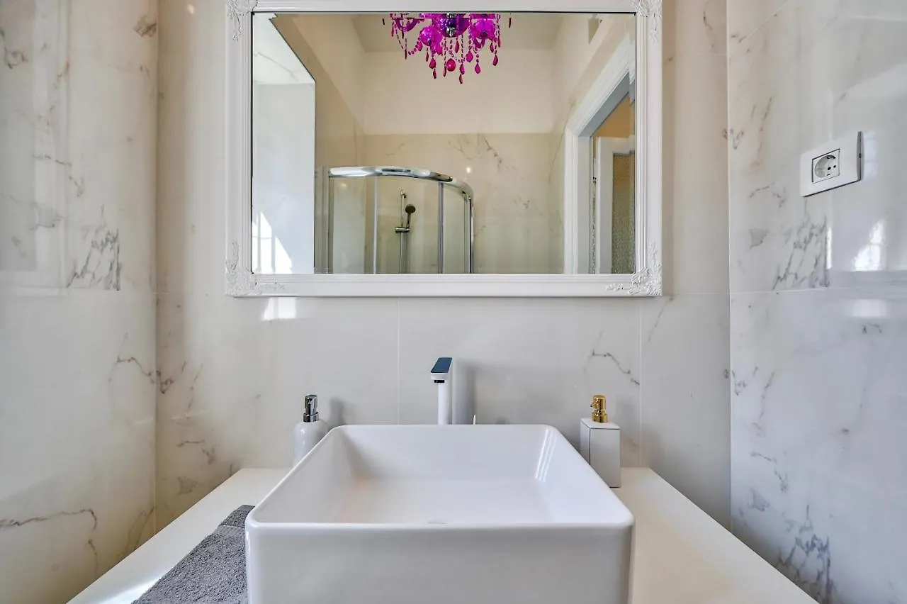 Collins Amethyst Center Apartment Pula 0*,  Croatia