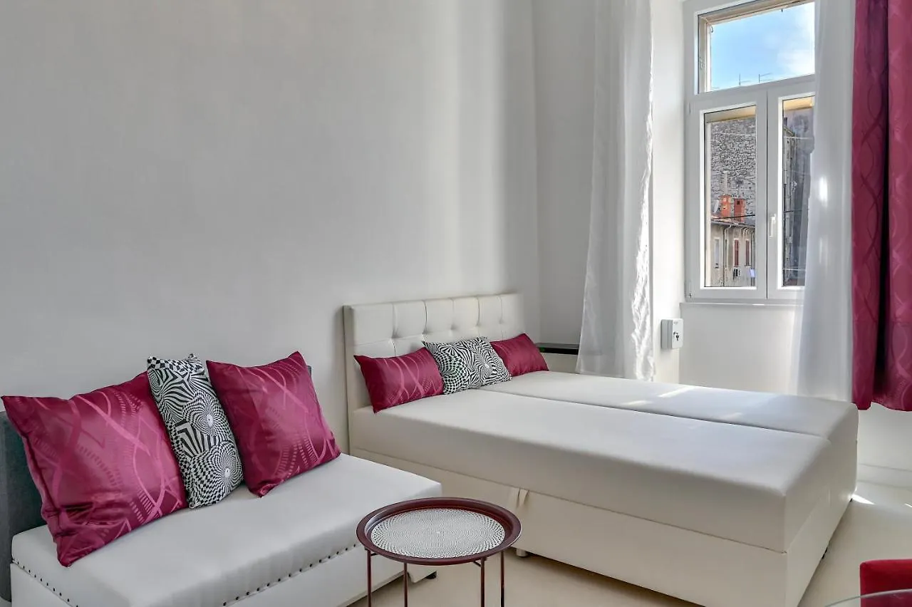 Collins Amethyst Center Apartment Pula