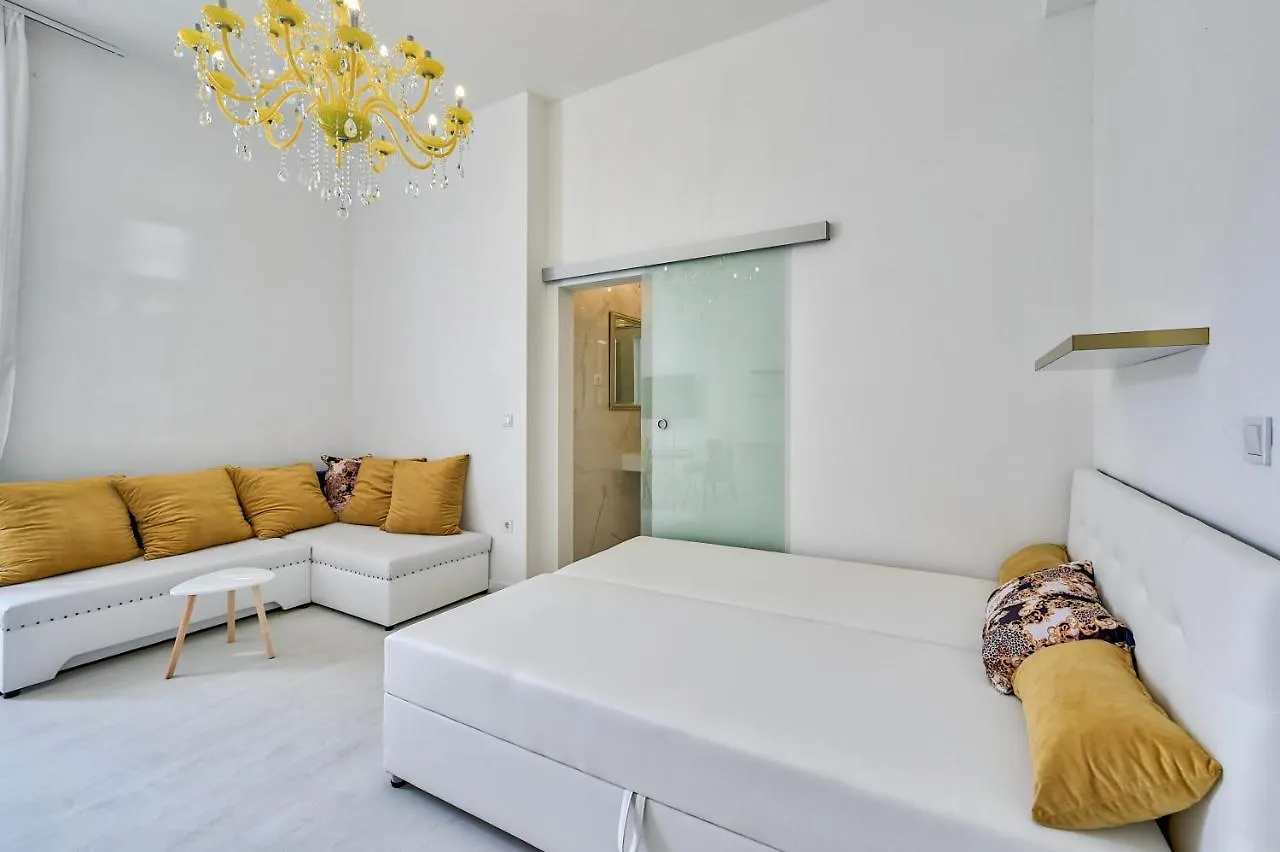 Collins Amethyst Center Apartment Pula Croatia