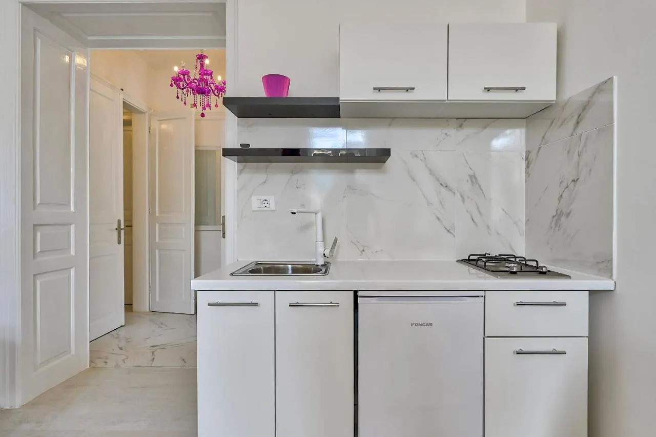 Collins Amethyst Center Apartment Pula 0*,