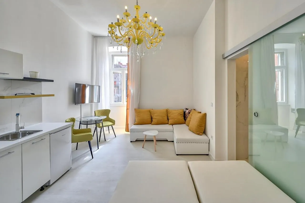 Collins Amethyst Center Apartment Pula Croatia