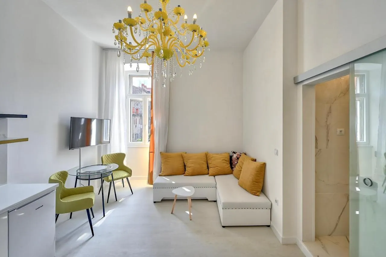 Collins Amethyst Center Apartment Pula