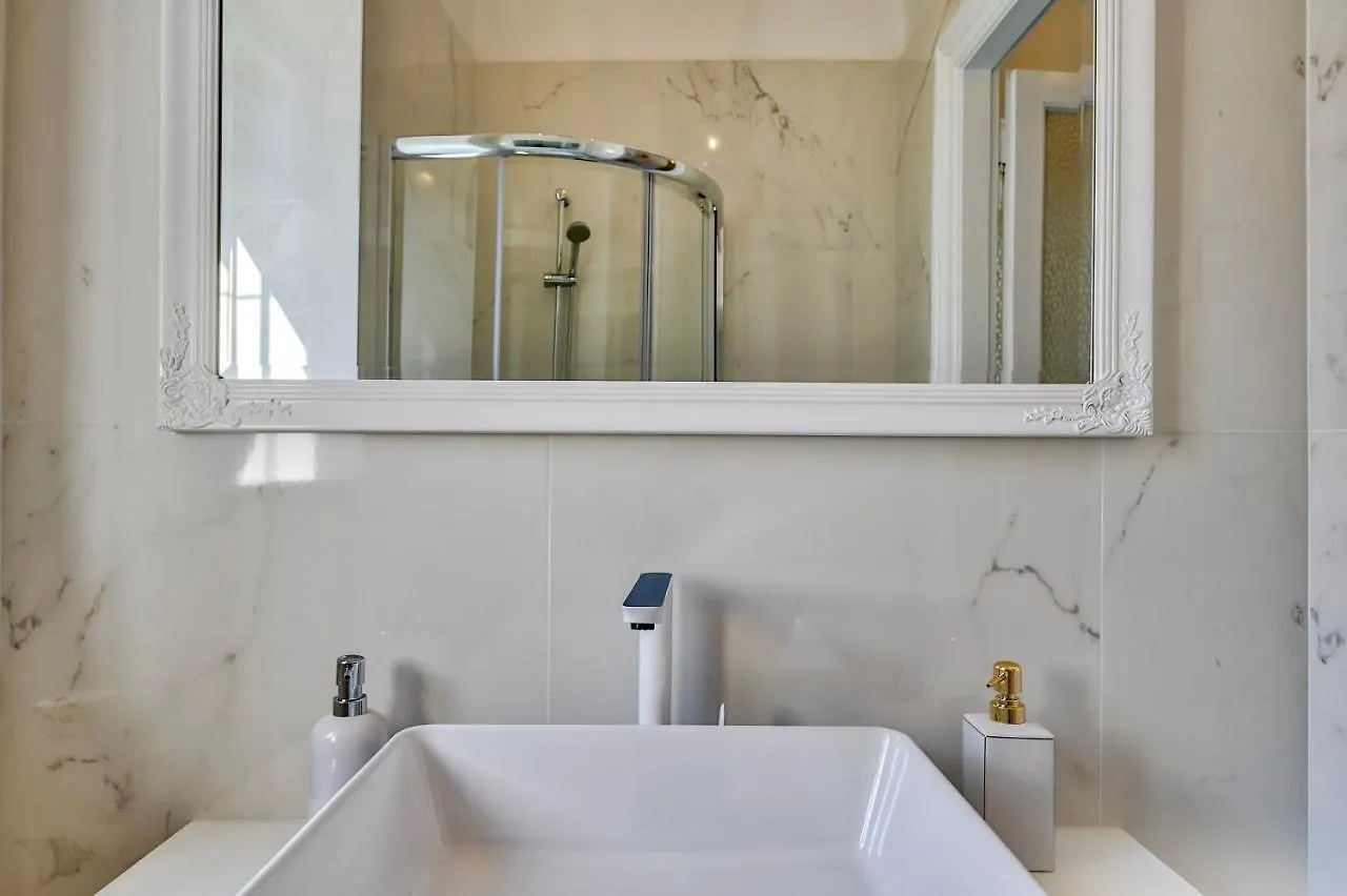 Collins Amethyst Center Apartment Pula