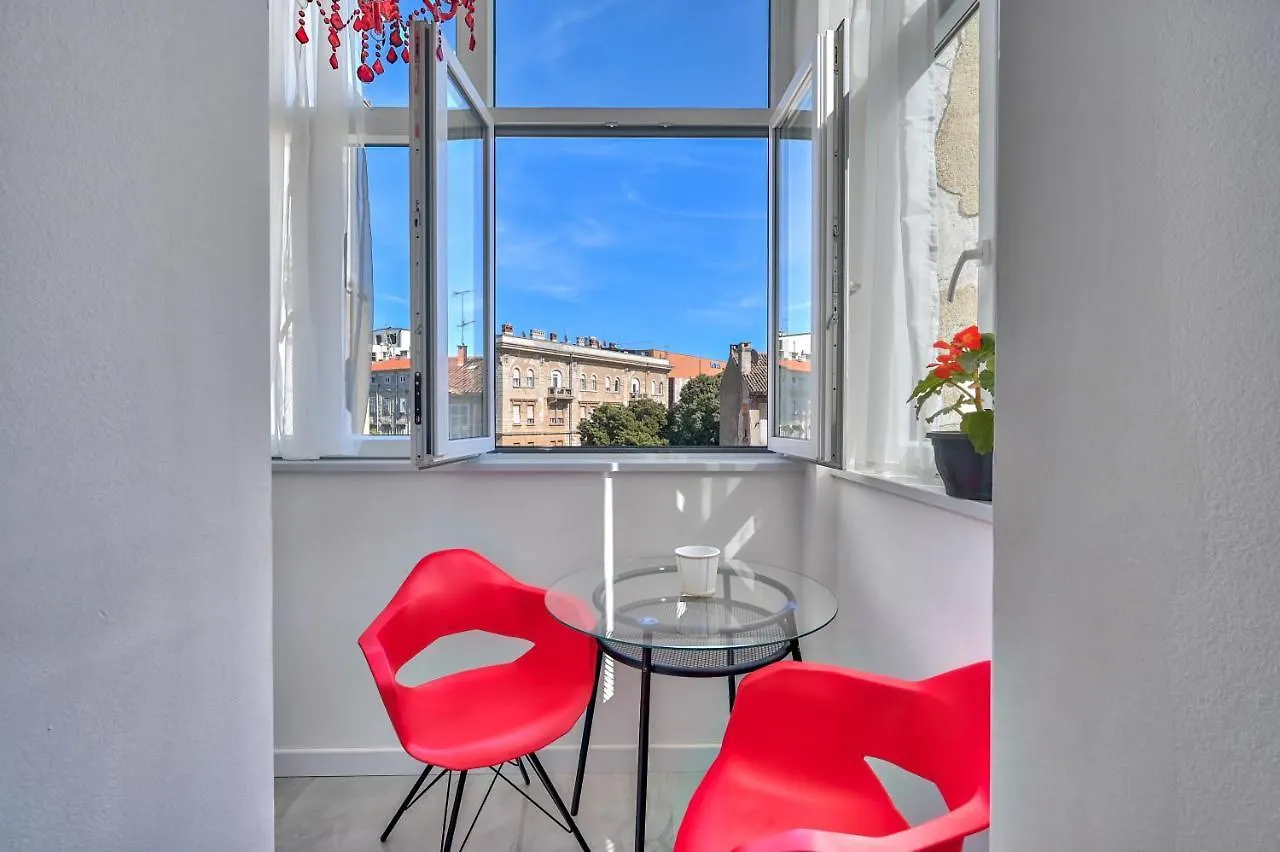 Collins Amethyst Center Apartment Pula