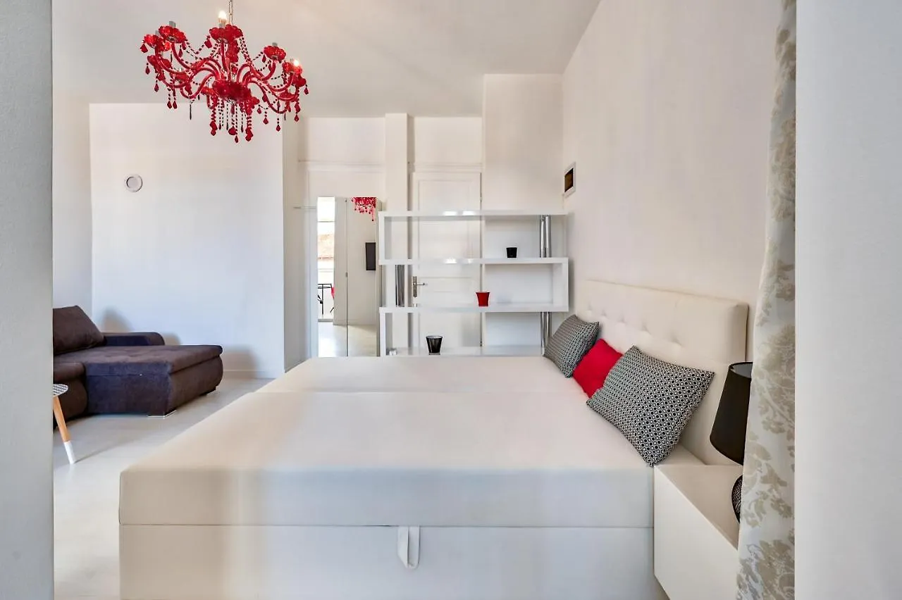 Collins Amethyst Center Apartment Pula