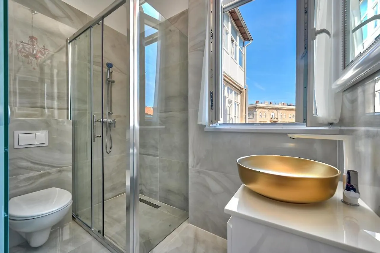 Collins Amethyst Center Apartment Pula