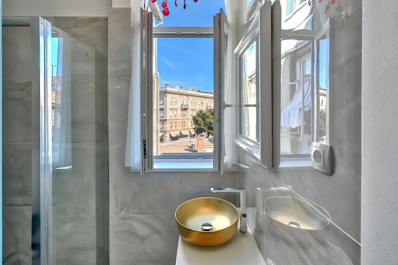 Collins Amethyst Center Apartment Pula 0*,