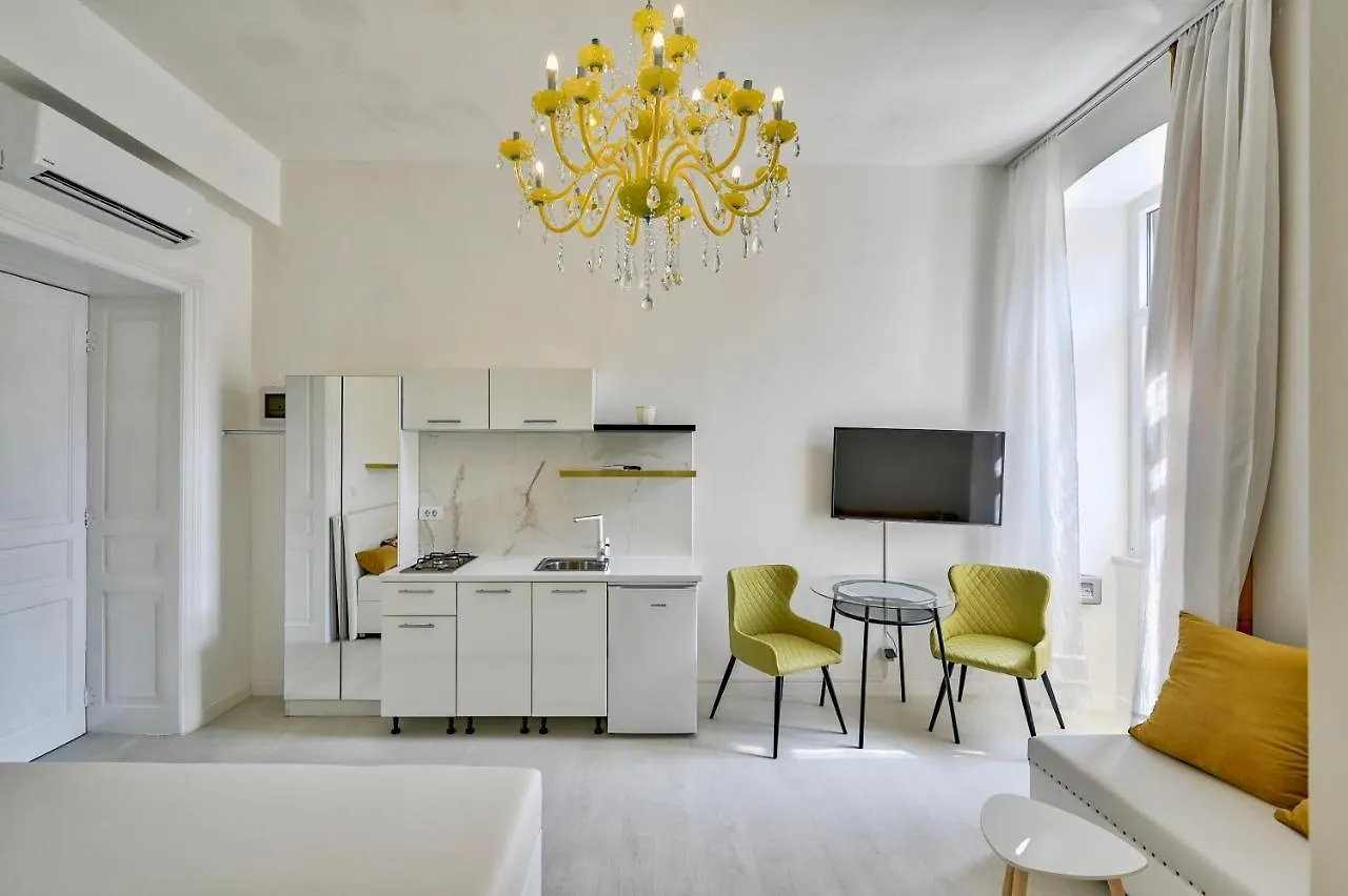 Апартаменты Collins Amethyst Center Пула