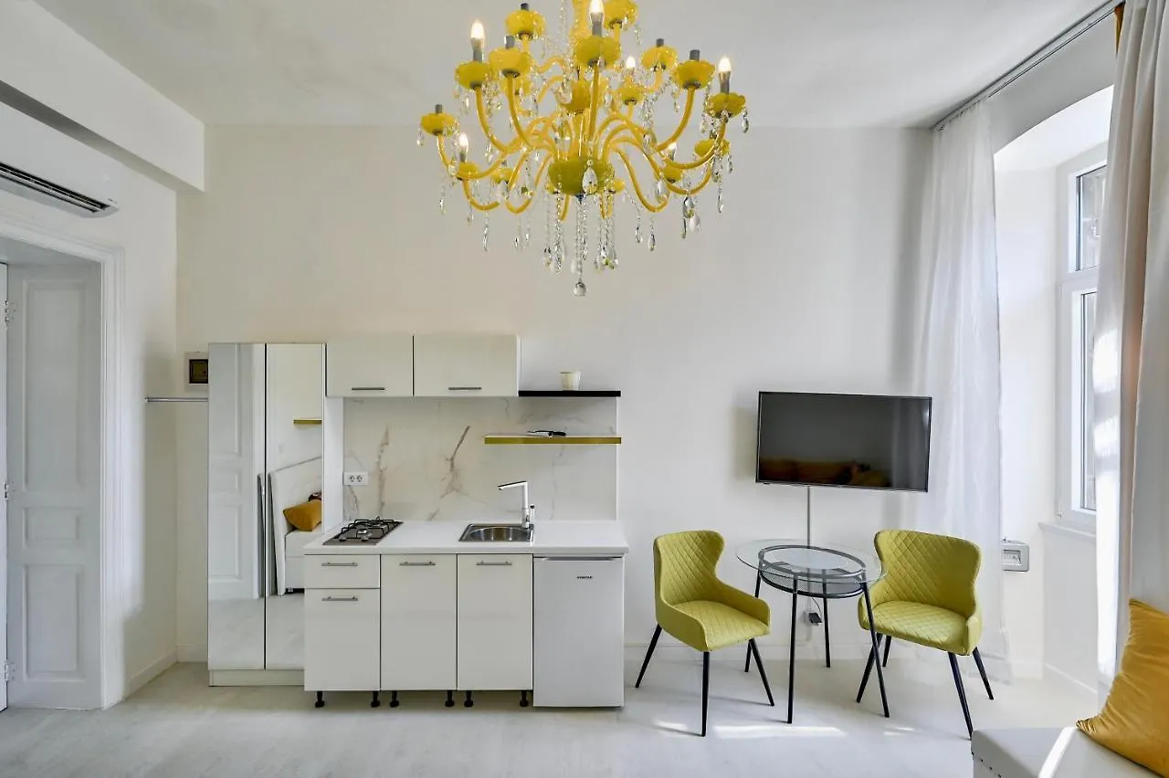 Апартаменты Collins Amethyst Center Пула