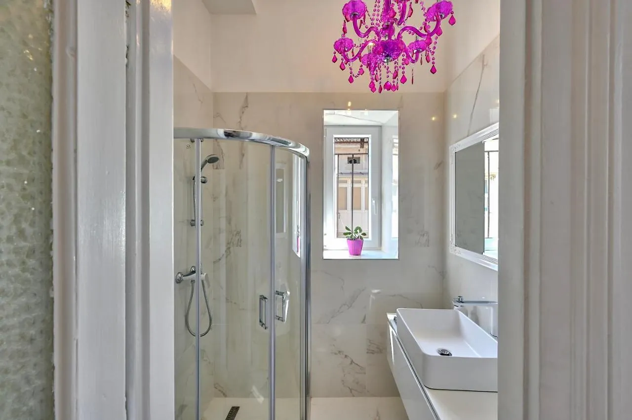 Апартаменты Collins Amethyst Center Пула