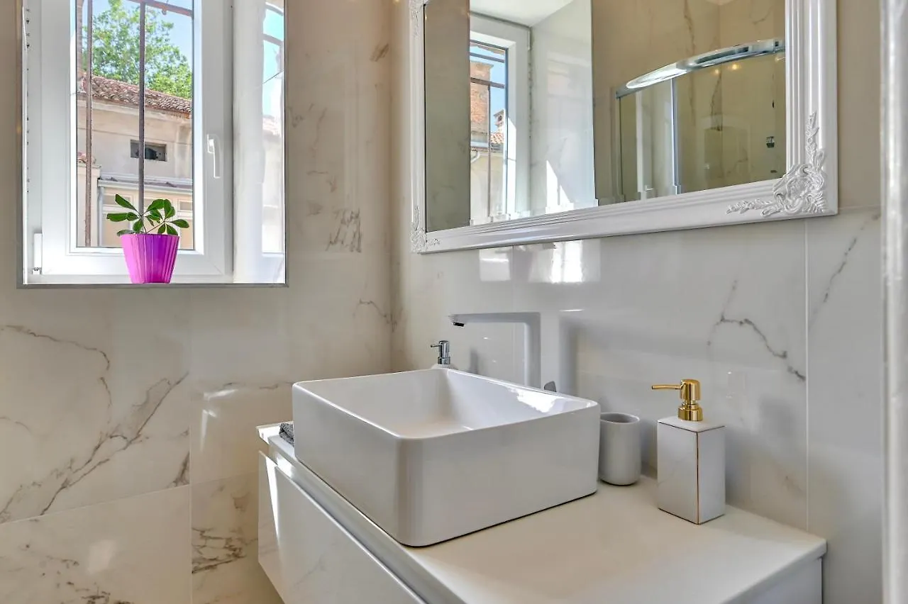 Апартаменты Collins Amethyst Center Пула