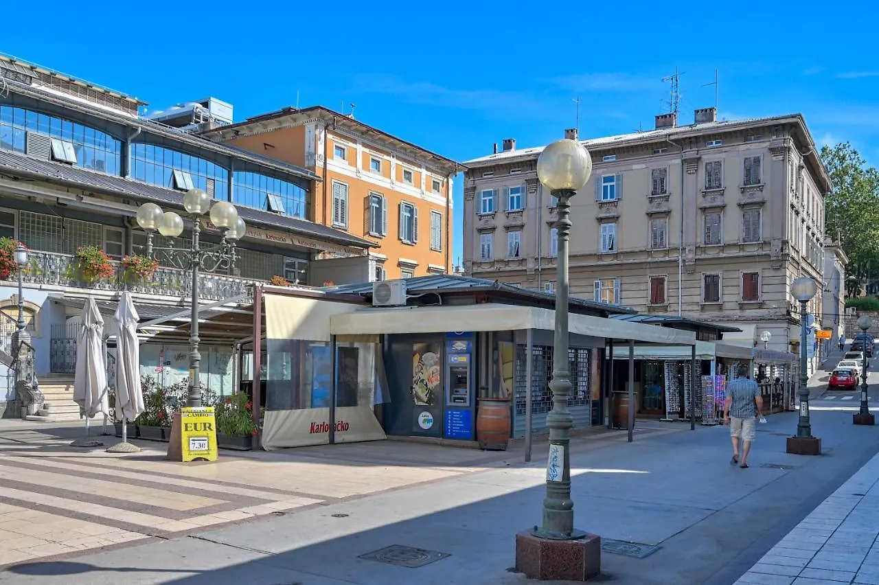 Апартаменты Collins Amethyst Center Пула