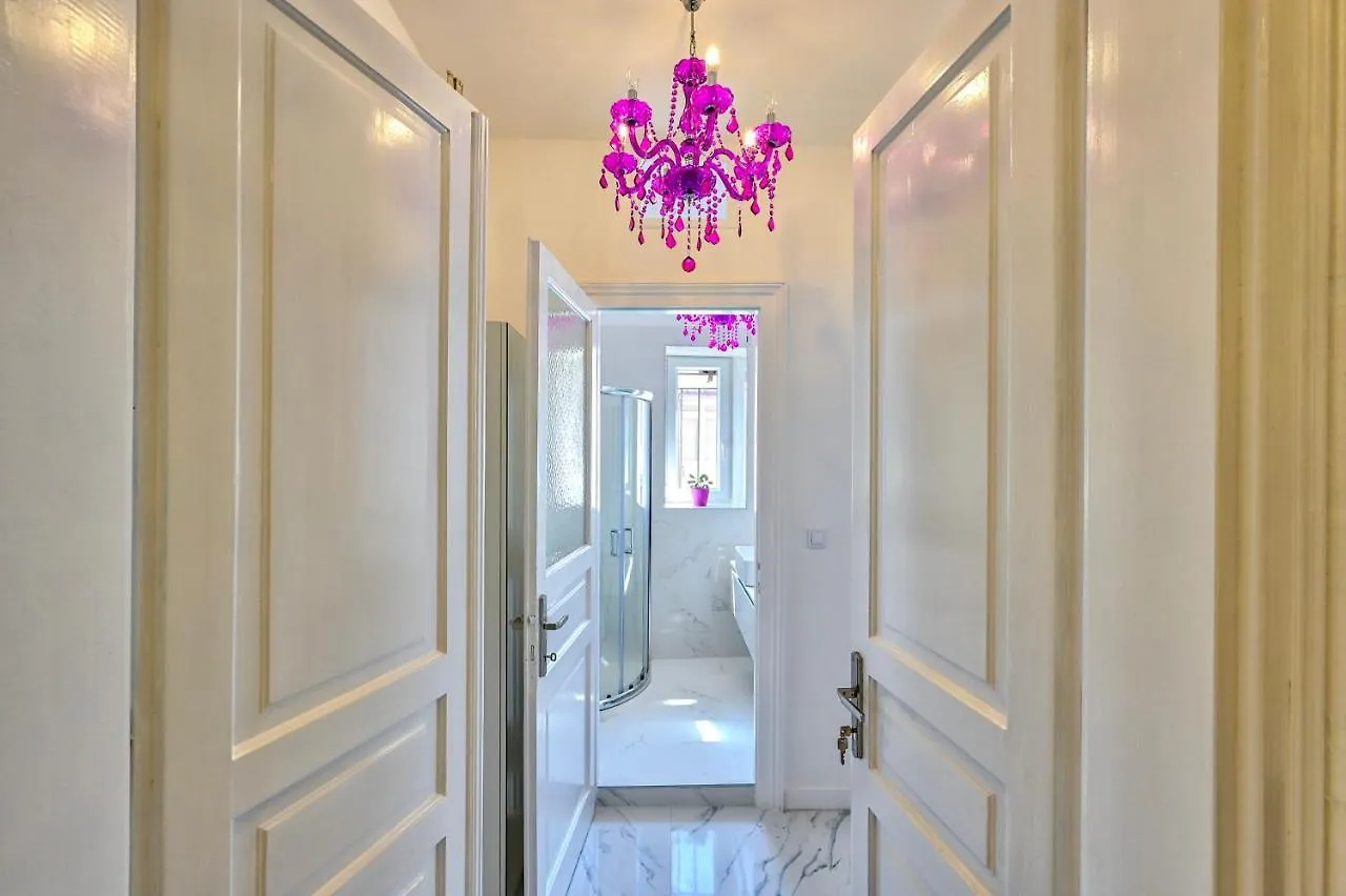 Апартаменты Collins Amethyst Center Пула
