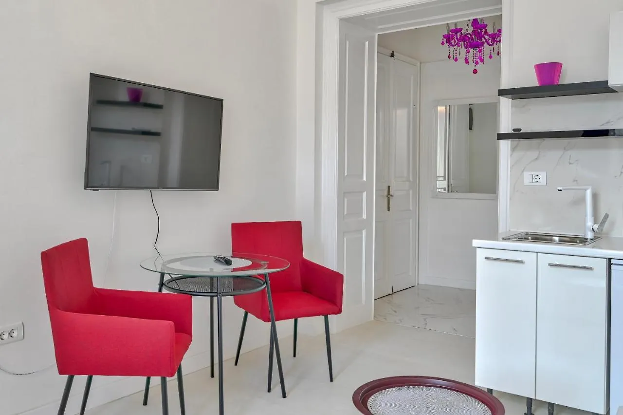 Апартаменты Collins Amethyst Center Пула